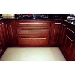 Riekstkoka virtuves mēbeles - apakšējie skapīši.