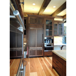 Riekstkoka virtuves mēbeles.