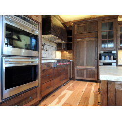 Riekstkoka virtuves mēbeles.