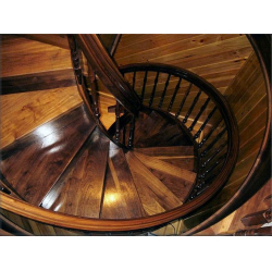 Riekstkoka vītņu (spirālveida) kāpnes.