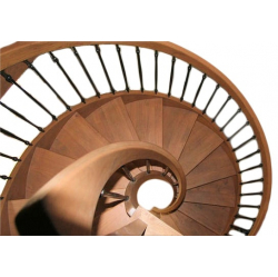 Vītņu (spriālveida) kāpnes.