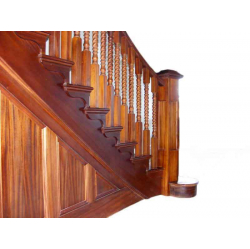 Sapele koka kāpnes, virpoti reliņi, masīvi kāpņu stabi