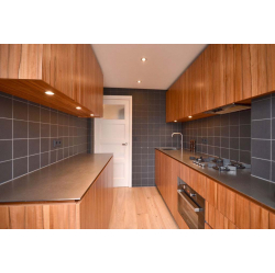 Virtuves mēbeles ar tineo finierējuma fasādēm